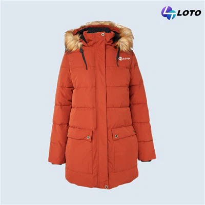 Polsterēts mētelis ar kažokādas kapuci